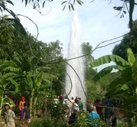 Nước giếng khoan tự phun cao 20 mét